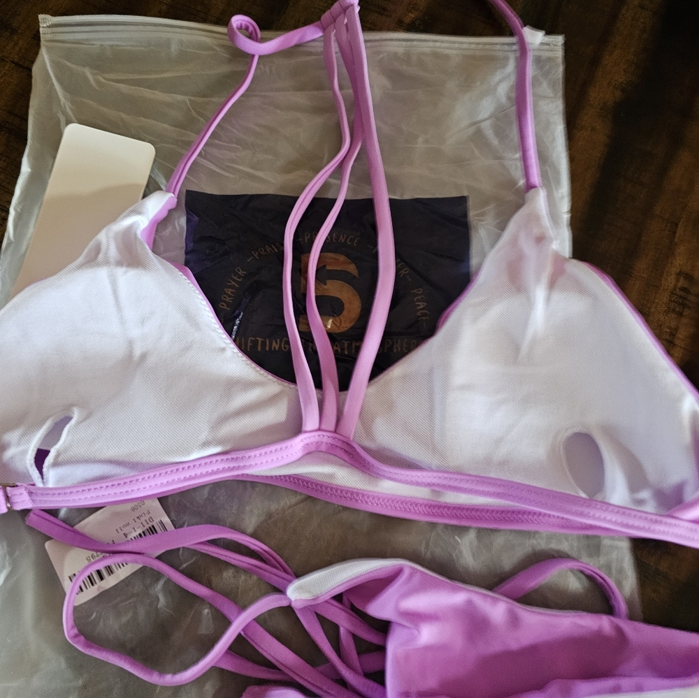 Tiny bikini - Picture 3 of 3